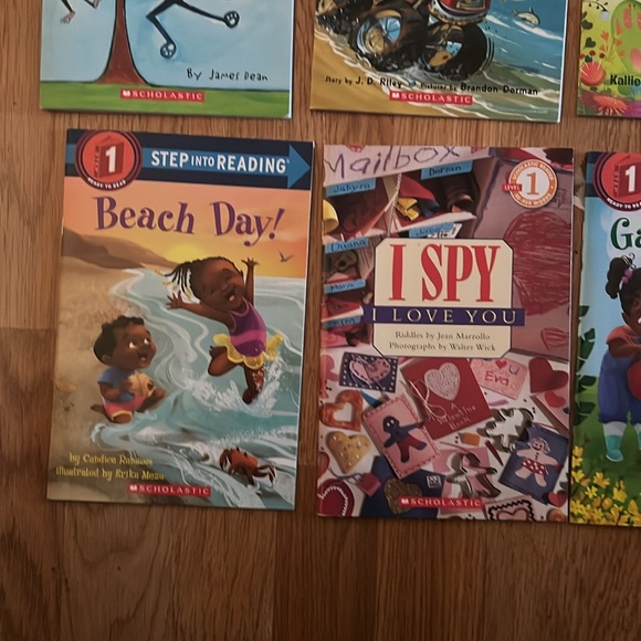 Books - Picture 4 of 9